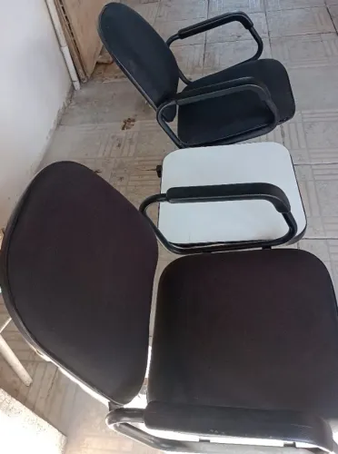 Vendo cadeira de espera com espaço para revistas