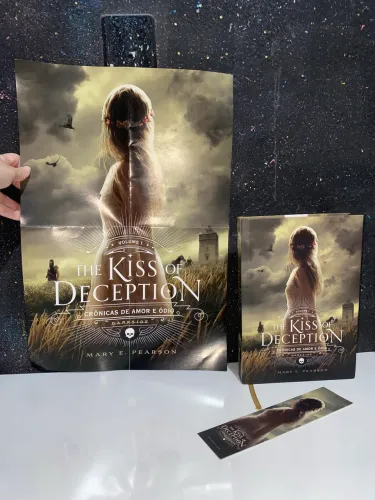 The Kiss of Deception - Crônicas de Amor e Ódio livro 1 com pôster e marcador de páginas 