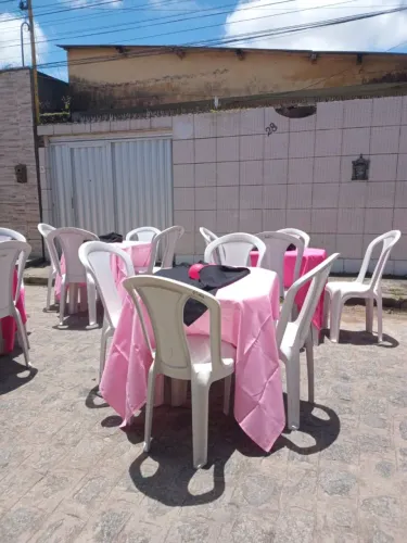 ALUGA SE MESAS E CADEIRAS. E MÓVEIS PROVENSAIS