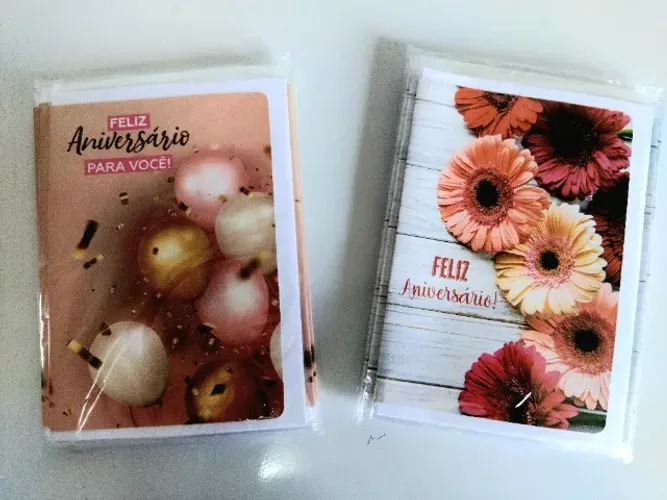 Kit 02 Tipos de Cartões de Aniversário com 20 Unidades Grandes Para Cestas e Presentes