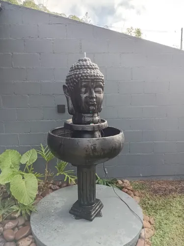 Fonte de água com Buda