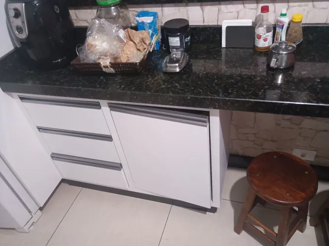 Armários de cozinha engrossado, feitos sob medida por marceneiro.