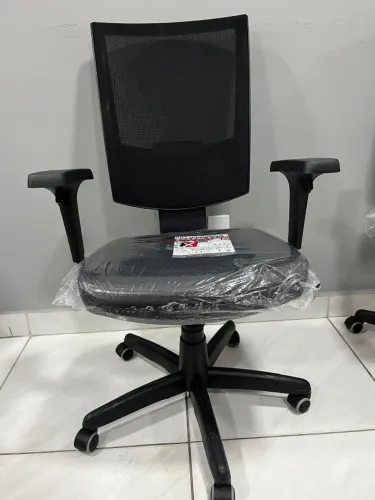 Cadeira Presidente Tela Flash Giratória Sincron Com Braços Reguláveis - Plaxmetal