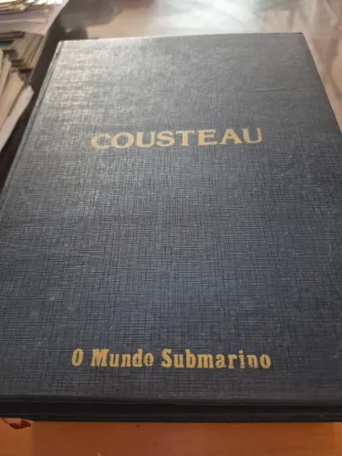 Livro Cousteau - O Mundo Submarino. Para quem quer conhecer os mistérios dos oceanos.