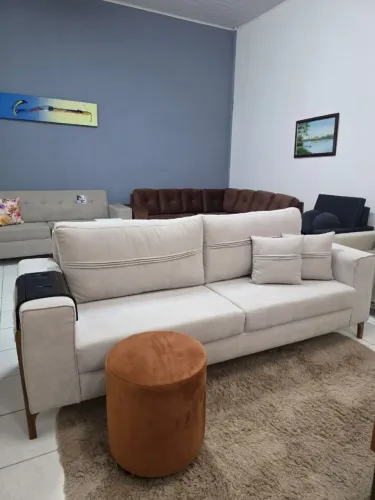 Sofá 3 lugares bege com puff