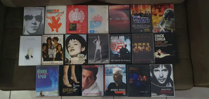 Vendo 20 dvds de música por R$ 40,00.