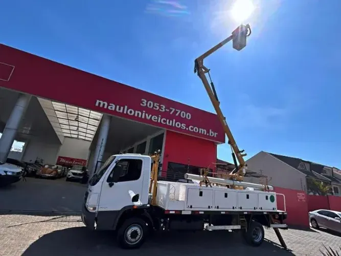 Accelo 815 Mercedes-Benz equipado com cesto aéreo 13,5 metros