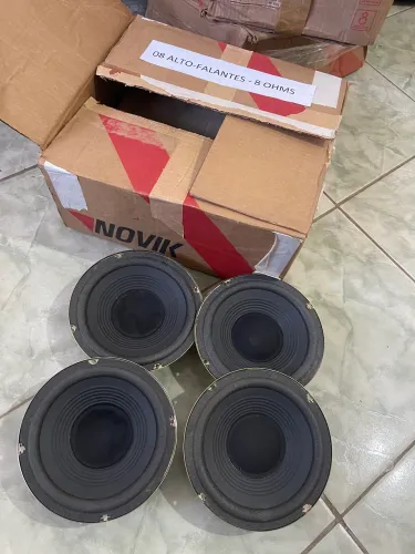 1 caixa com 8 alto falantes novik de 8 polegadas novos