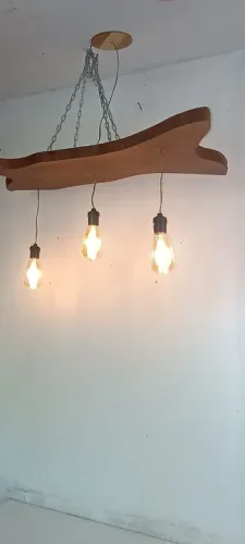 Luminária em madeira rústica com curvas 