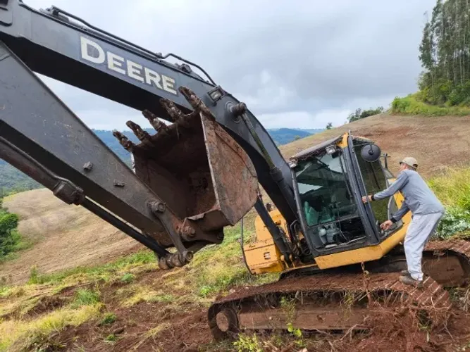 Escavadeira Hidráulica Jonh Derre 210G Ano 2017 12.000 Hrs Pego Carro Camionete