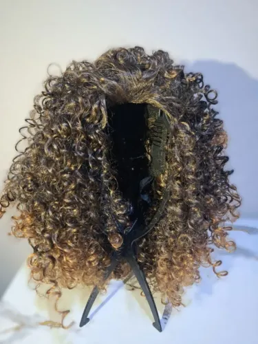 Wig Cacheada Morena Iluminada média
