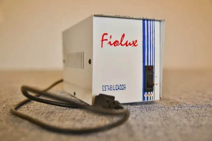 Estabilizador Bivolt para saída 110v 1000/700va