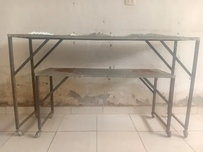 2 bancadas com rodízios.