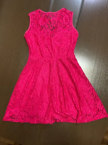 Vestido de renda rosa vibrante