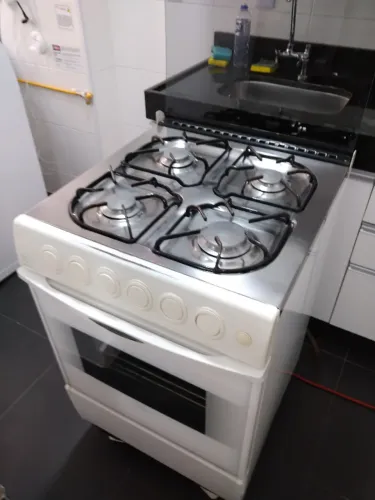 Fogão Brastemp Quality Grill de 4 bocas com estufa 127V