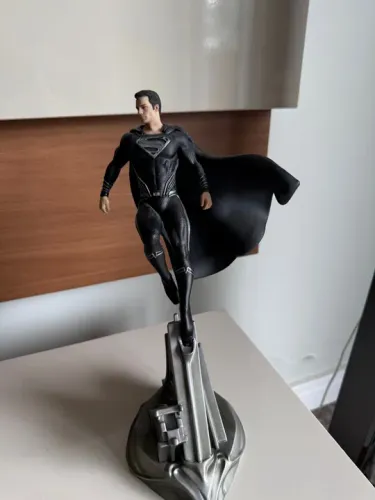 Estátua Superman Preto - Edição Limitada