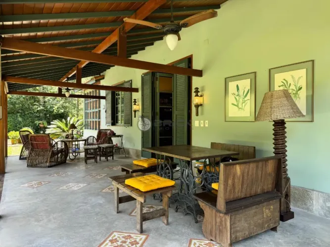 Casa com 3 quartos sendo 1 suíte, 226 m² em condomínio no Bom Retiro - Teresópolis