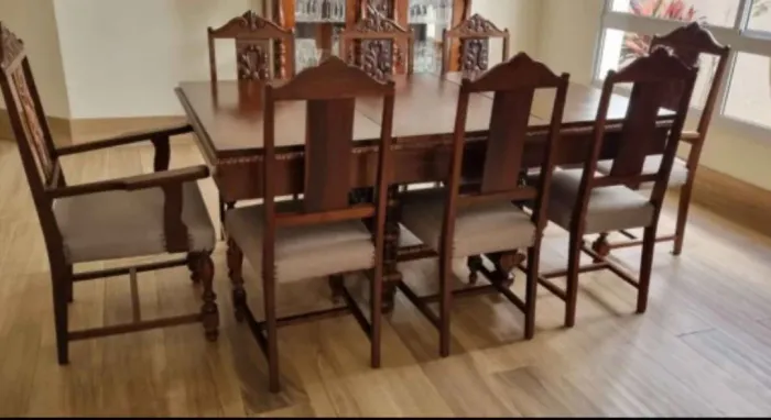 Mesa de madeira de lei com 8 cadeiras ,antiguidade