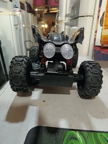 Carrinho de controle remoto do Batman no estado sem carregador. 