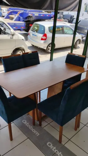 Mesa De Madeira Com 6 Cadeiras