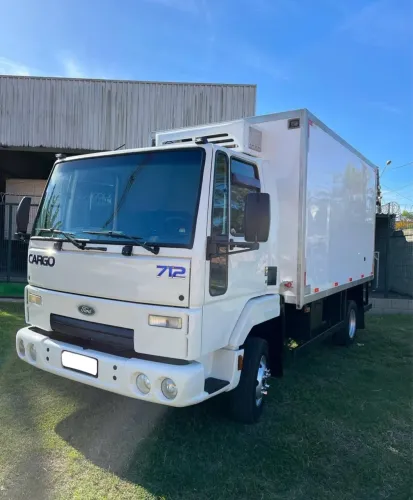 Caminhão Ford Cargo 712 Baú Refrigerado 
