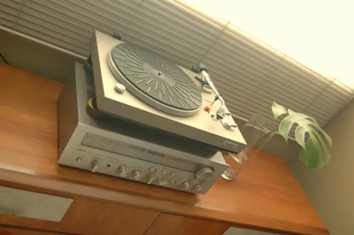 SOM VINTAGE ANOS 80/70 TOCA DISCOS, RECEIVER E CAIXAS ACÚSTICAS