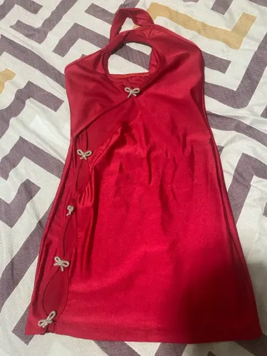Vestido Vermelho com Detalhes de Laço