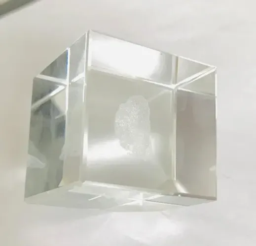 Peso de papel - Cubo de cristal incolor com corujinha gravada em 3d