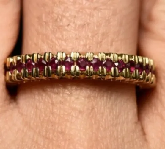 ALIANÇA INTEIRA DE RUBIS, EM OURO AMARELO 18K 750, NOVA.