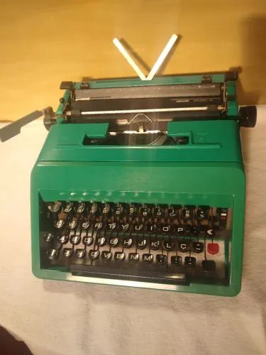 Máquina de escrever Olivetti Studio 45