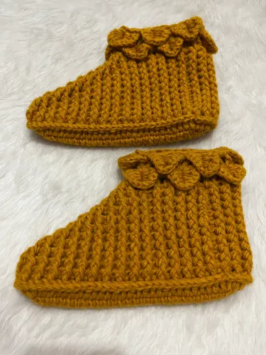 PRONTA ENTREGA Pantufa Infantil Mostarda em Crochê Lã Caramelo com Cordão Sapato Meia