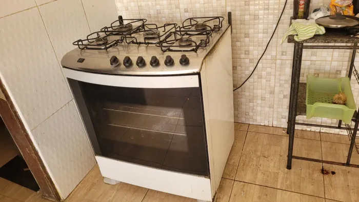 Fogão 5 bocas, tampo de inox e grades individualizadas