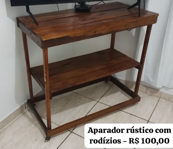 Aparador rústico com madeira de pallet envernizada e rodízios