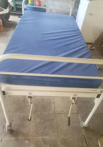 Cama hospitalar 2 movimentos com colchão, semi nova, preço tem conversa, 0759 *