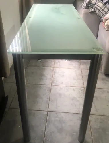 Aparador com tampo de vidro