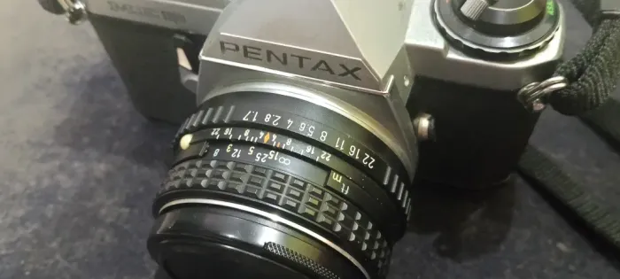 Câmera fotográfica PENTAX SUPER ME com duas lentes, sendo uma 50mm e a outra 80/200mm