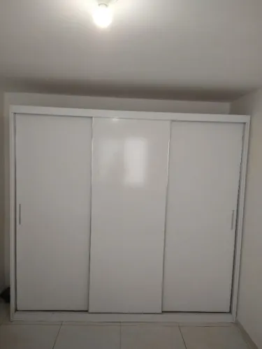 Guarda-roupa casal branco, 3 portas de correr e 4 gavetas