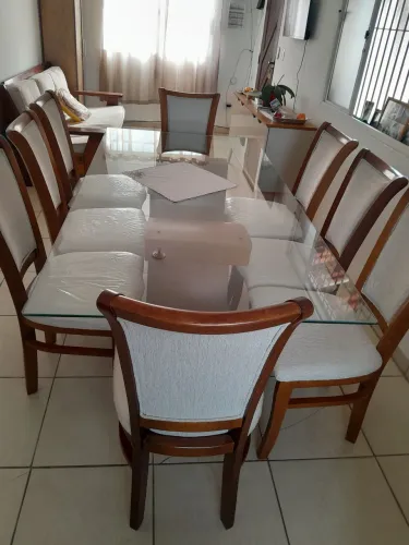 Mesa de jantar. Pouco usada. Com 8 cadeiras