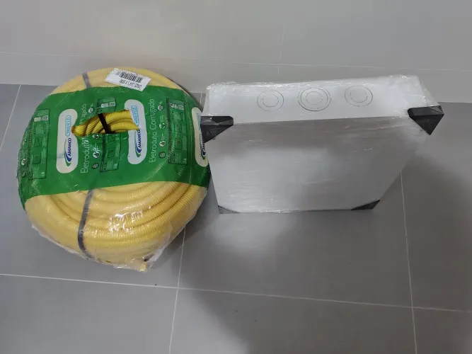 Caixa de passagem+ 1 rolo de conduíte 