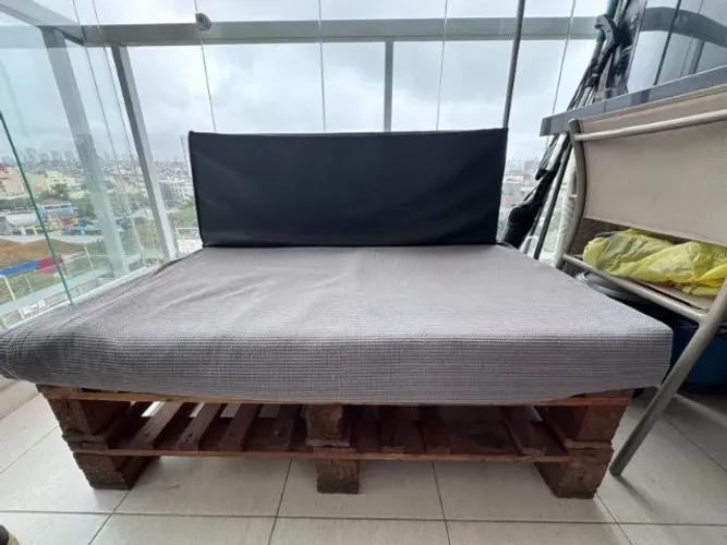 Sofá/de pallet com colchão e encosto