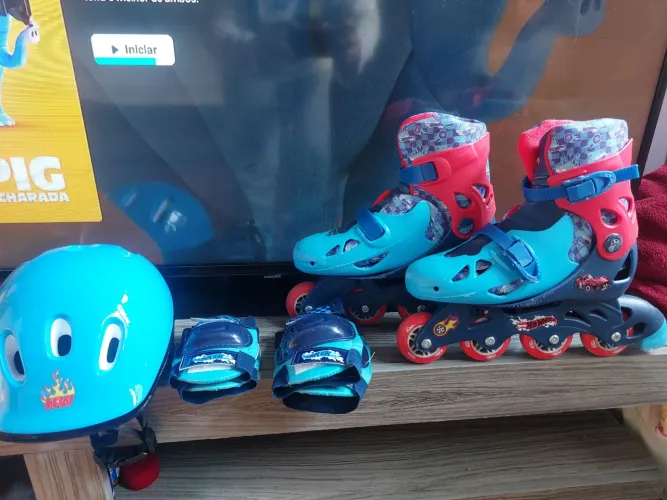 Kit Patins Infantil Hot Wheels + Capacete e Joelheiras