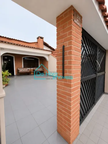 casa com 2 quartos sendo 1 suíte, sala de estar, cozinha ampla, 2 vagas de garagem, 150m²