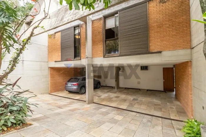 Casa no Pacaembu 895m², 4 Suítes, Infraestrutura de Lazer e Serviços com Privacidade Absol