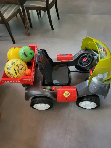 VENDO CAMINHÃO DE BRINQUEDO DE PEDAL