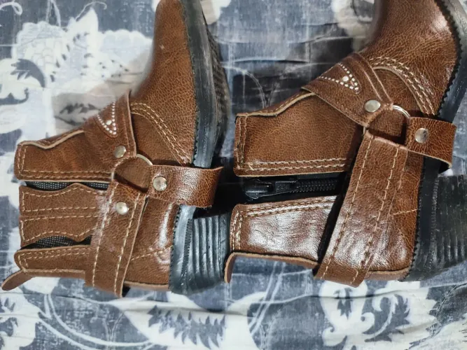 Vende-se essa bota infantil