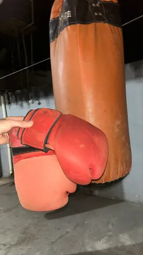 SACO DE PANCADA + LUVAS
