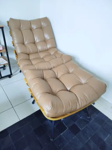 Poltrona Costela com puff em couro legítimo 