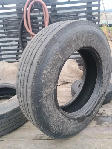 Vendo pneus 275 para primeira resolagem