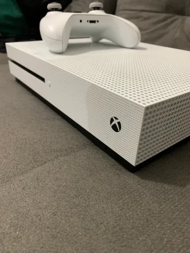 Xbox One s 1tb + alguns jogos na memória!