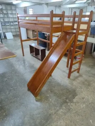 Cama alta (madeira) com escorrega removível